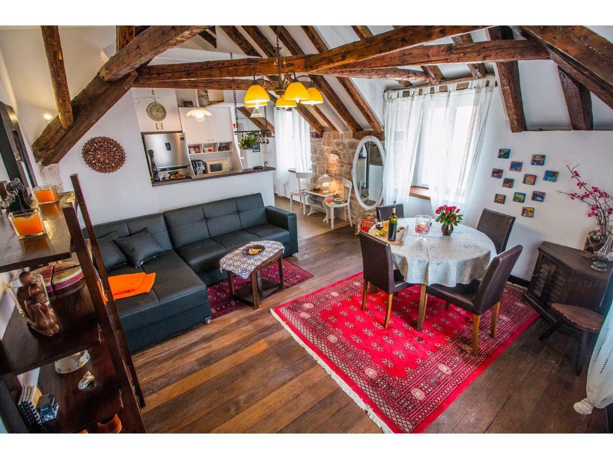Tiramola Apartment