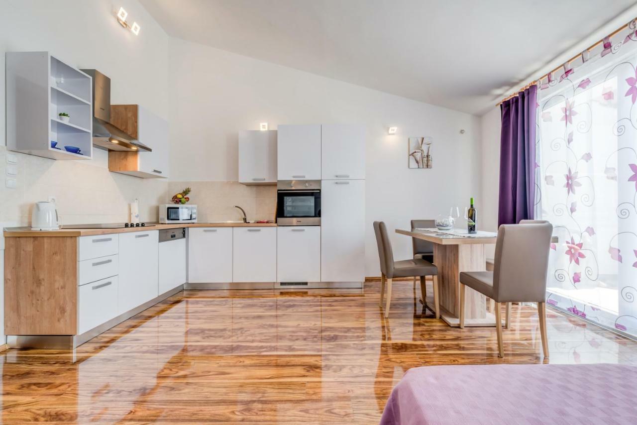 Ana Apartment Split