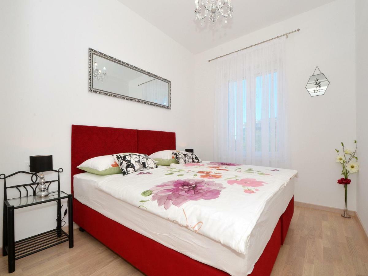 Luxury Marionik