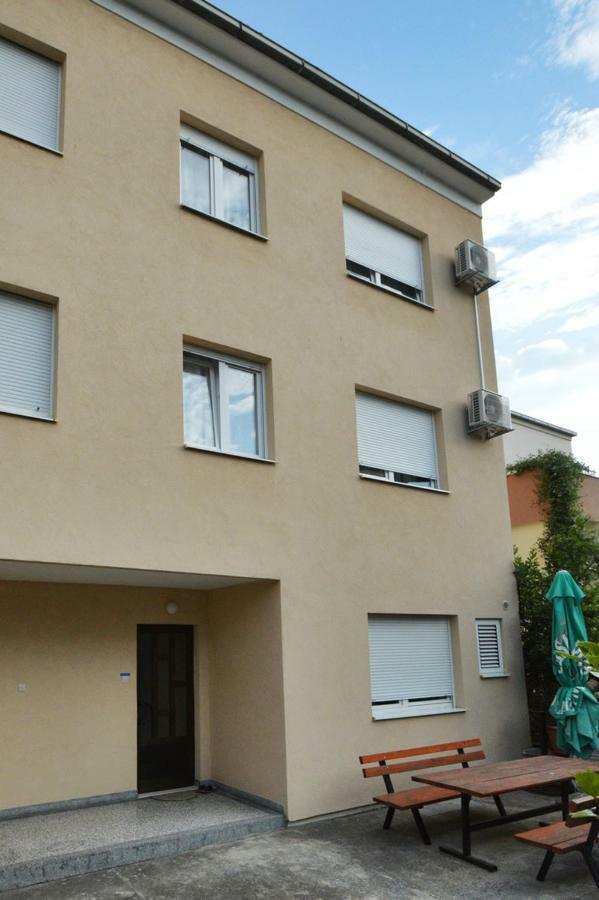 Rooms&apartments Zelux Apartment *