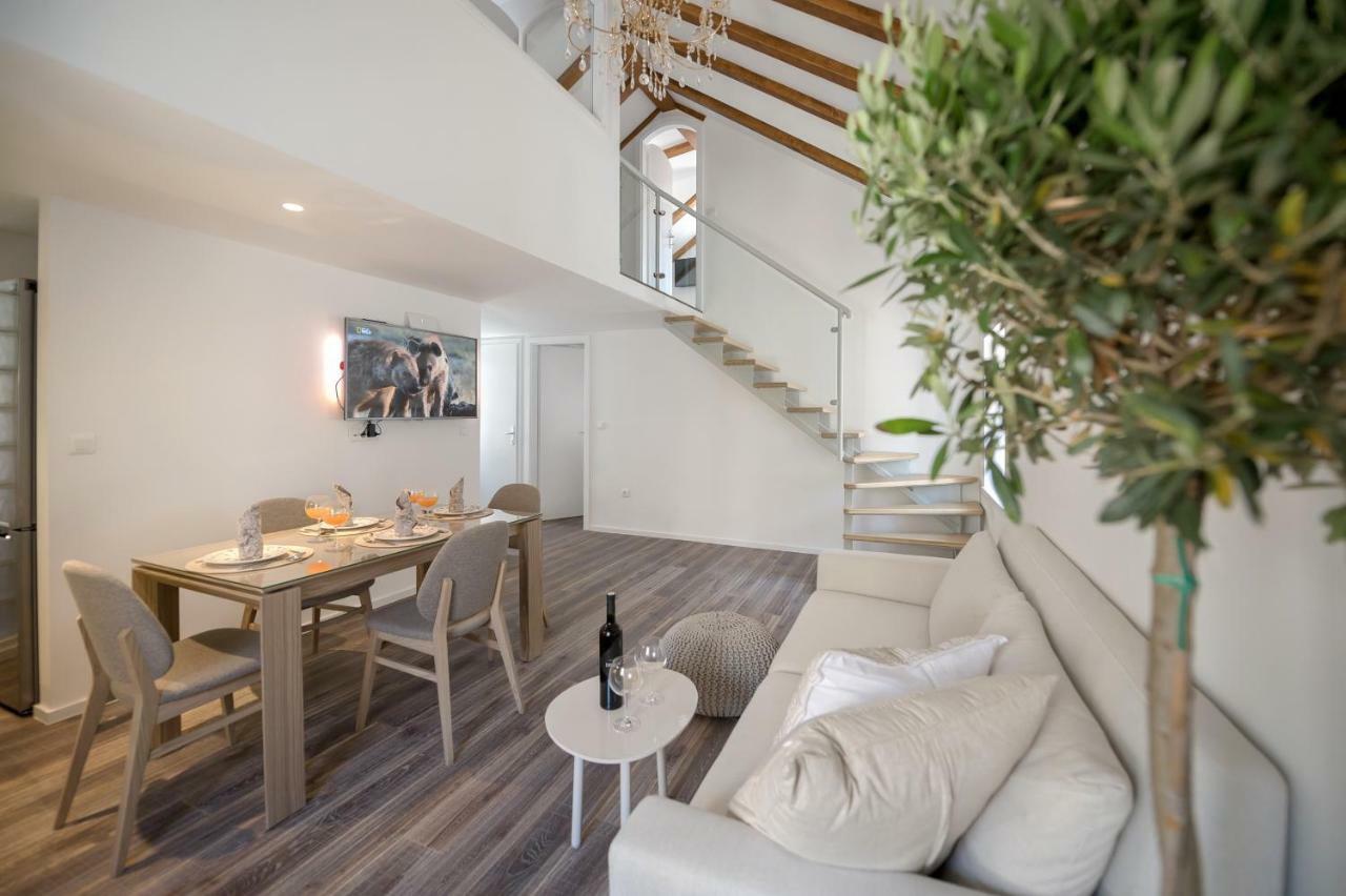 Apartman Feel Like An Emperor Split
