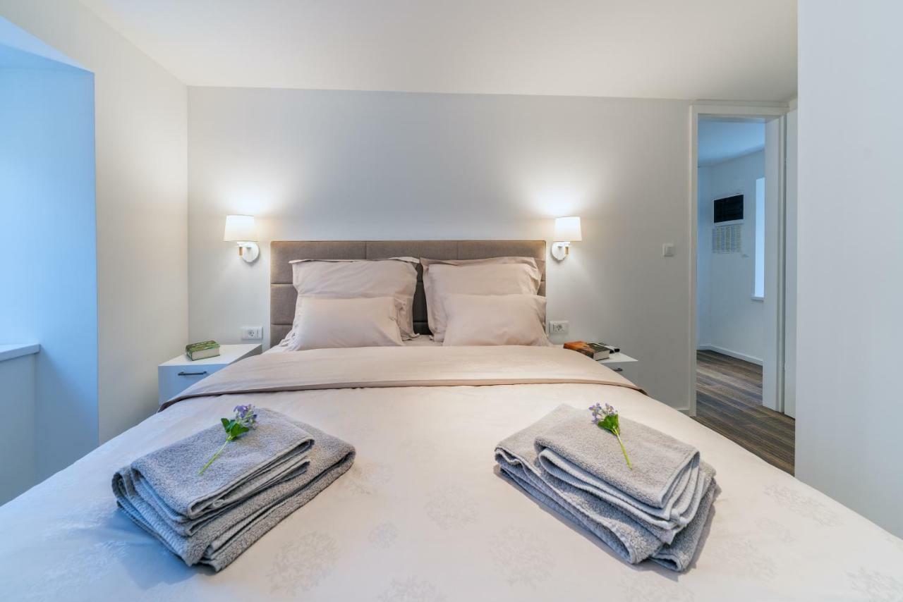 Apartman Feel Like An Emperor Split