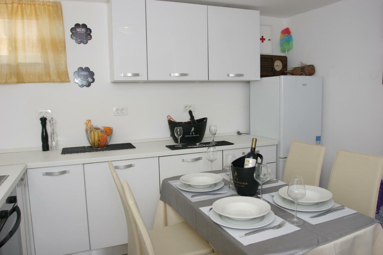 Sara Cosmo Apartment Split