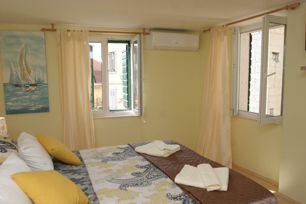 Sara Cosmo Apartment Split
