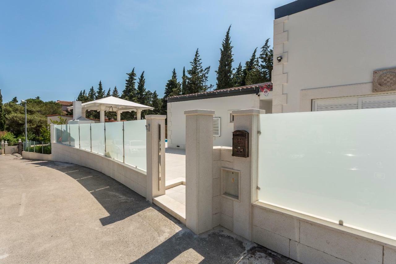 Bila Vila - Where Life Meets Luxury & Nature Split