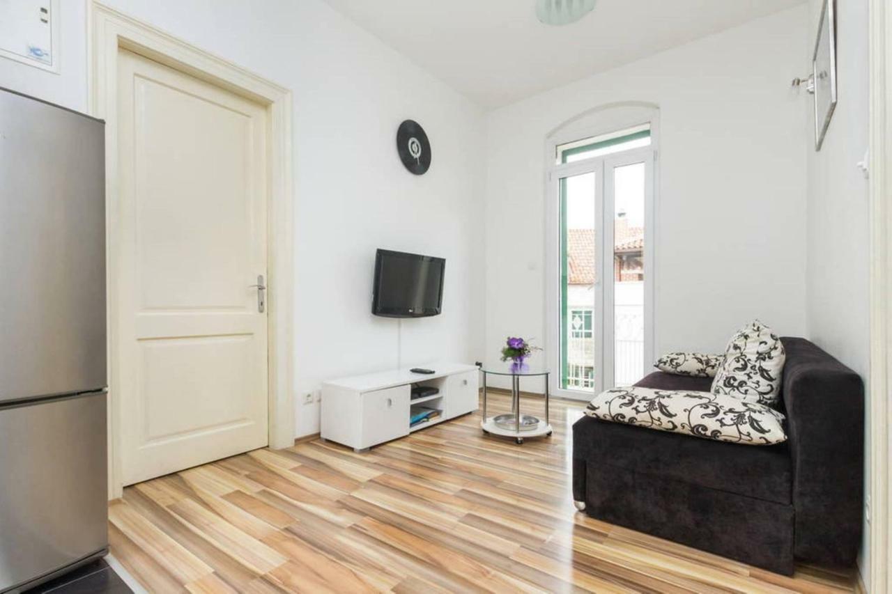 Old Town With Private Indoor Garage Parking Apartamento *