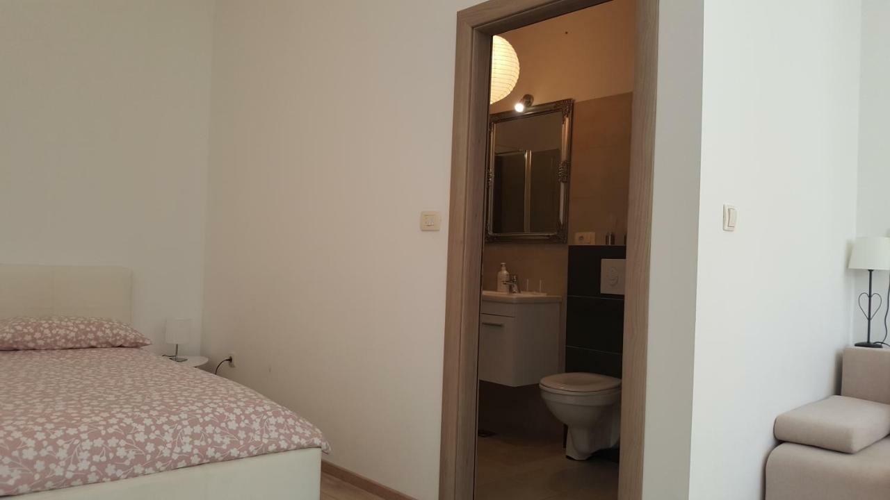 Antonija I Mateo, In The Center Of Apartment