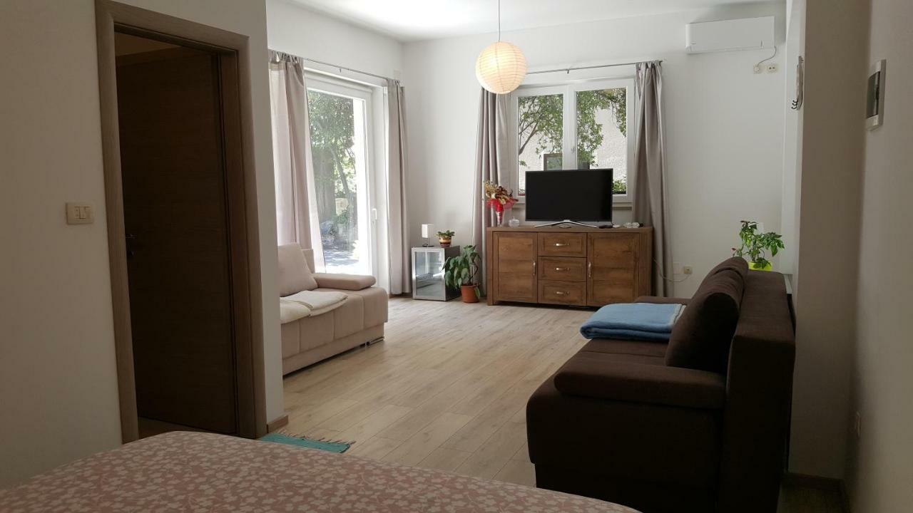 Antonija I Mateo, In The Center Of Apartment Split