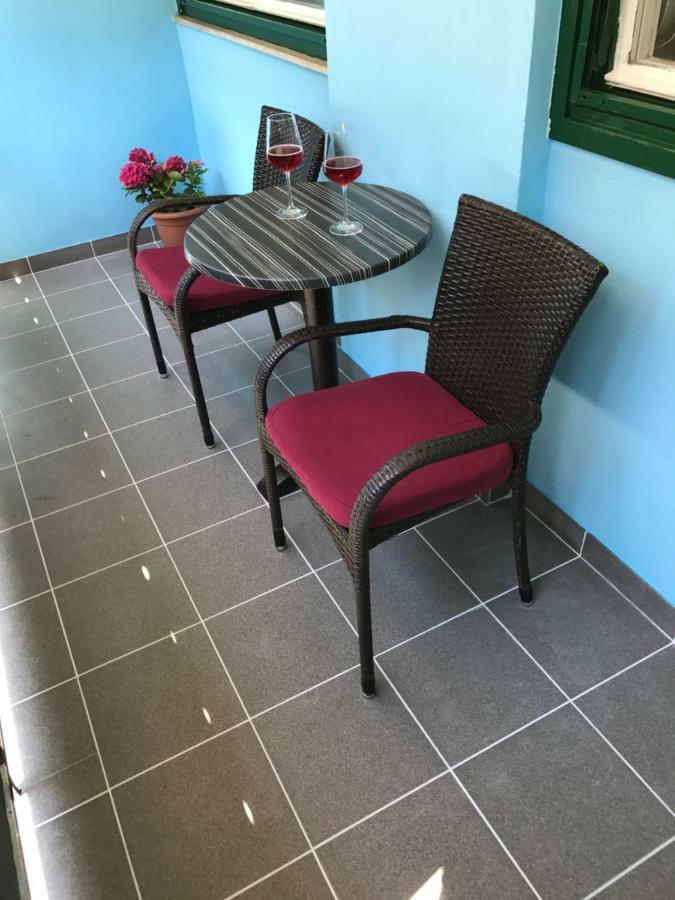 Sunny & Spacious, 2 Bedroom Apartment With Free Parking *