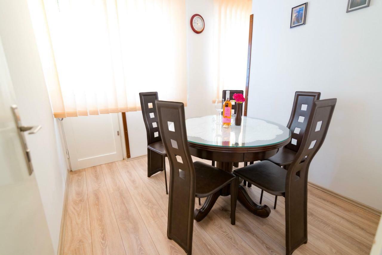 Sunny & Spacious, 2 Bedroom Apartment With Free Parking Apartment