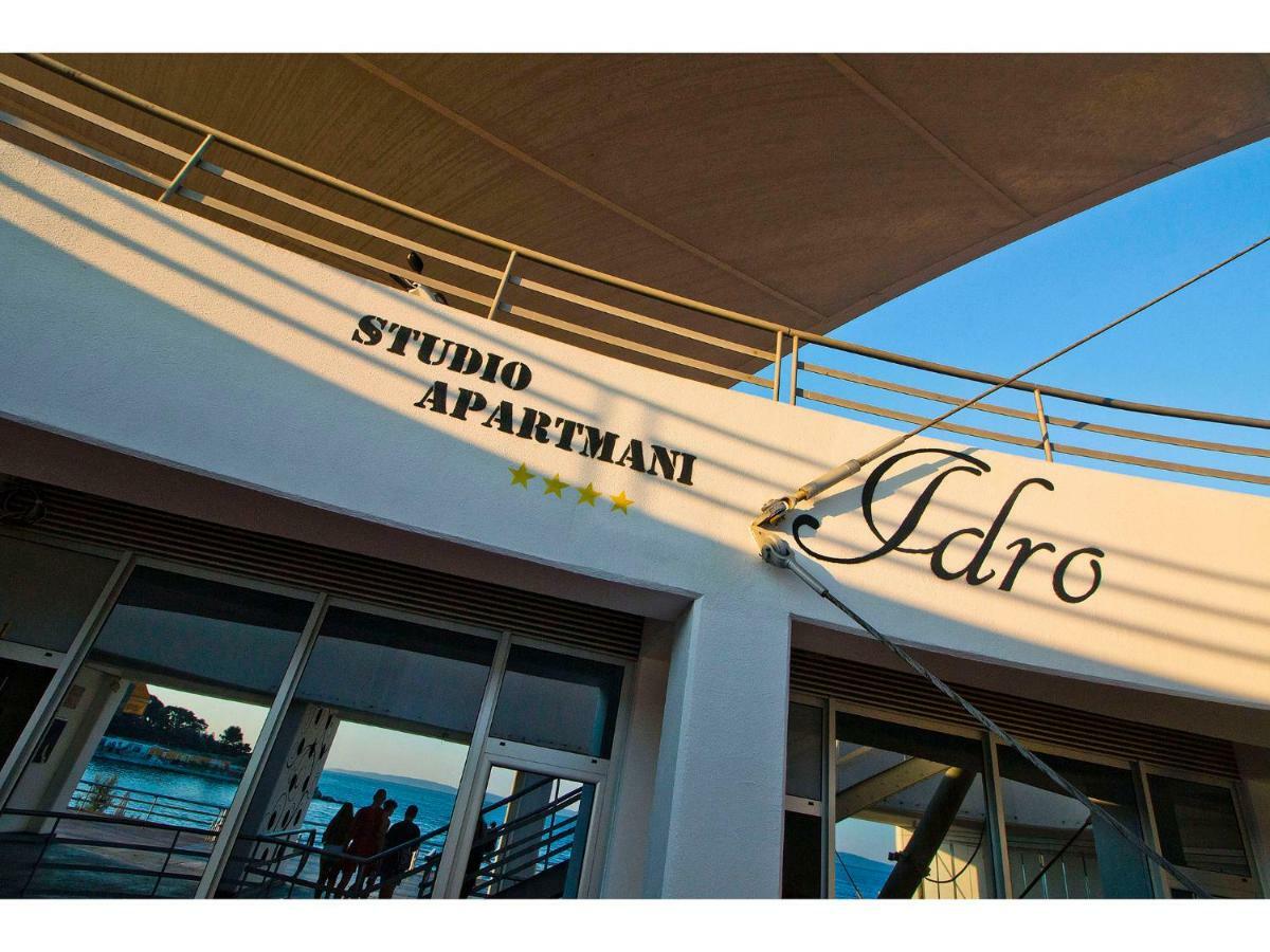 Idro Directly At The Split