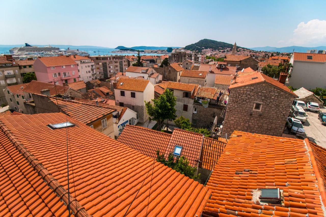 Nella Split