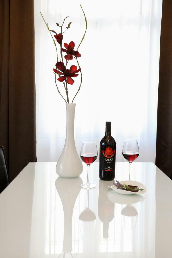 Marton & Martinis Superior - Spacious One-room - Excellent Location Within Walking Distance Of Diocletian's Palace And Bacvice - The Restaurants Within Walking Distance - Buralux