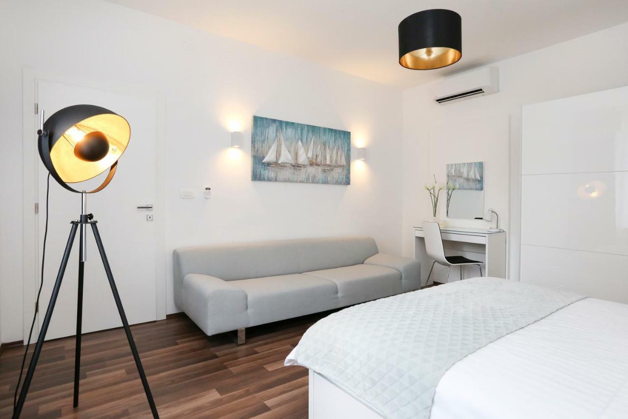 Marton & Martinis Superior - Spacious One-room - Excellent Location Within Walking Distance Of Diocletian's Palace And Bacvice - The Restaurants Within Walking Distance - Buralux *