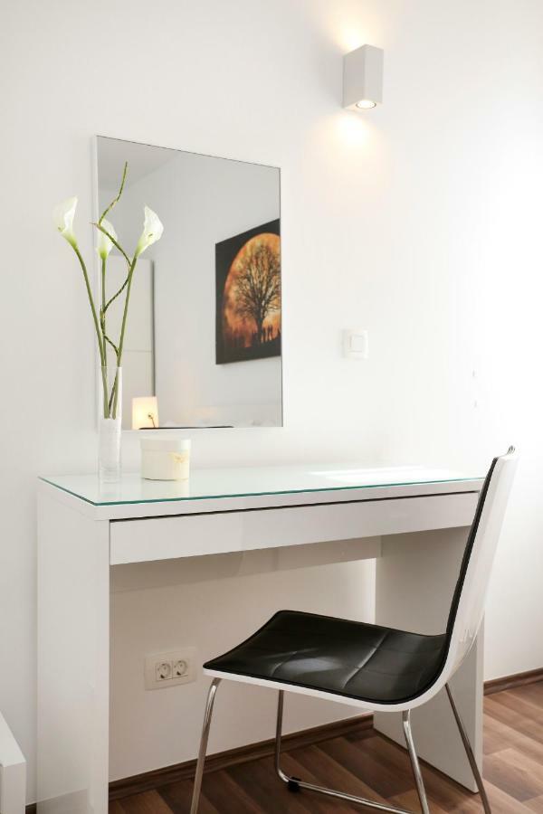 Marton & Martinis Superior - Spacious One-room - Excellent Location Within Walking Distance Of Diocletian's Palace And Bacvice - The Restaurants Within Walking Distance - Buralux Appartement Split