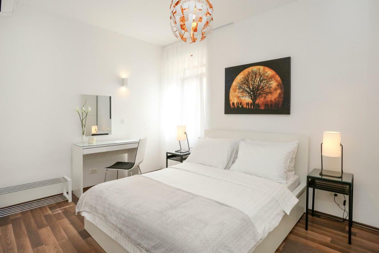 Marton & Martinis Superior - Spacious One-room - Excellent Location Within Walking Distance Of Diocletian's Palace And Bacvice - The Restaurants Within Walking Distance - Buralux *