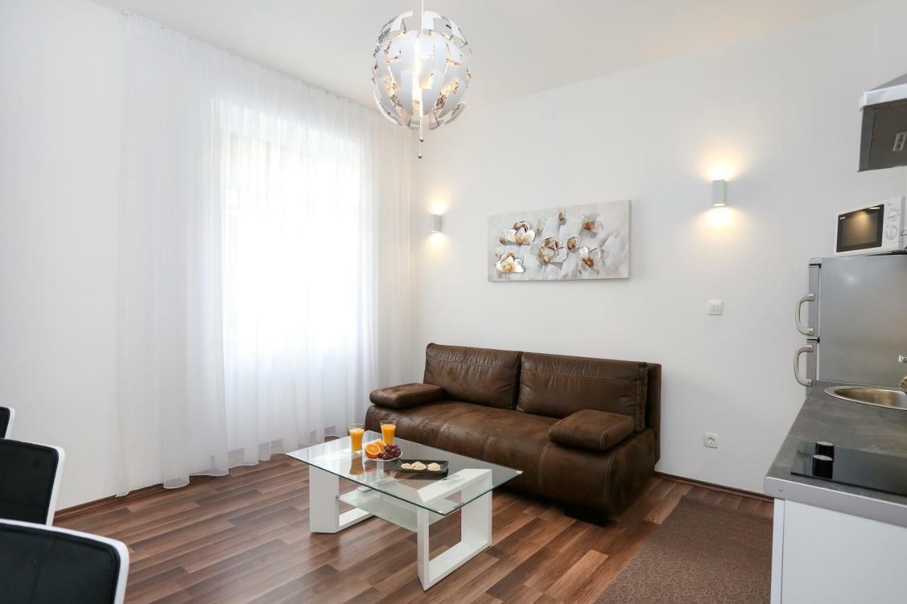 Marton & Martinis Superior - Spacious One-room - Excellent Location Within Walking Distance Of Diocletian's Palace And Bacvice - The Restaurants Within Walking Distance - Buralux *