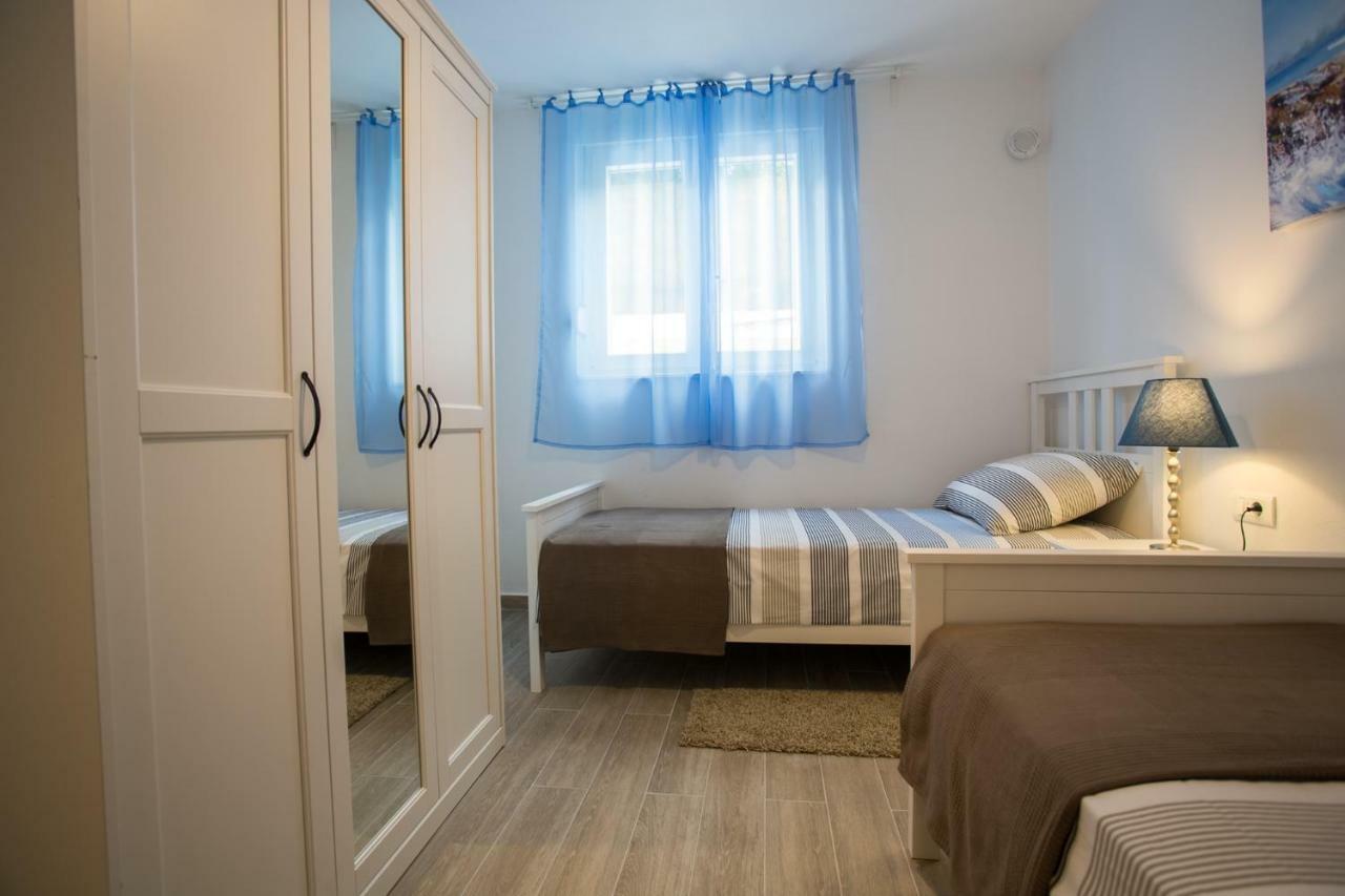 Cozy Coastal Gama