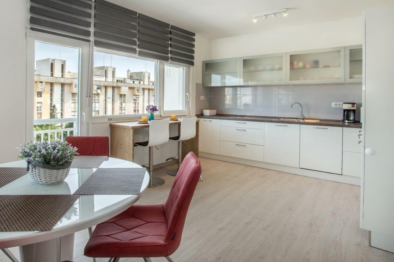 Ac With 2 Bedrooms And 2 Bathrooms-free Private Parking Split