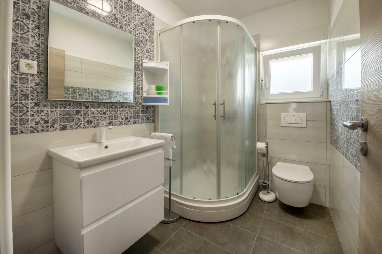 Ac With 2 Bedrooms And 2 Bathrooms-free Private Parking Split