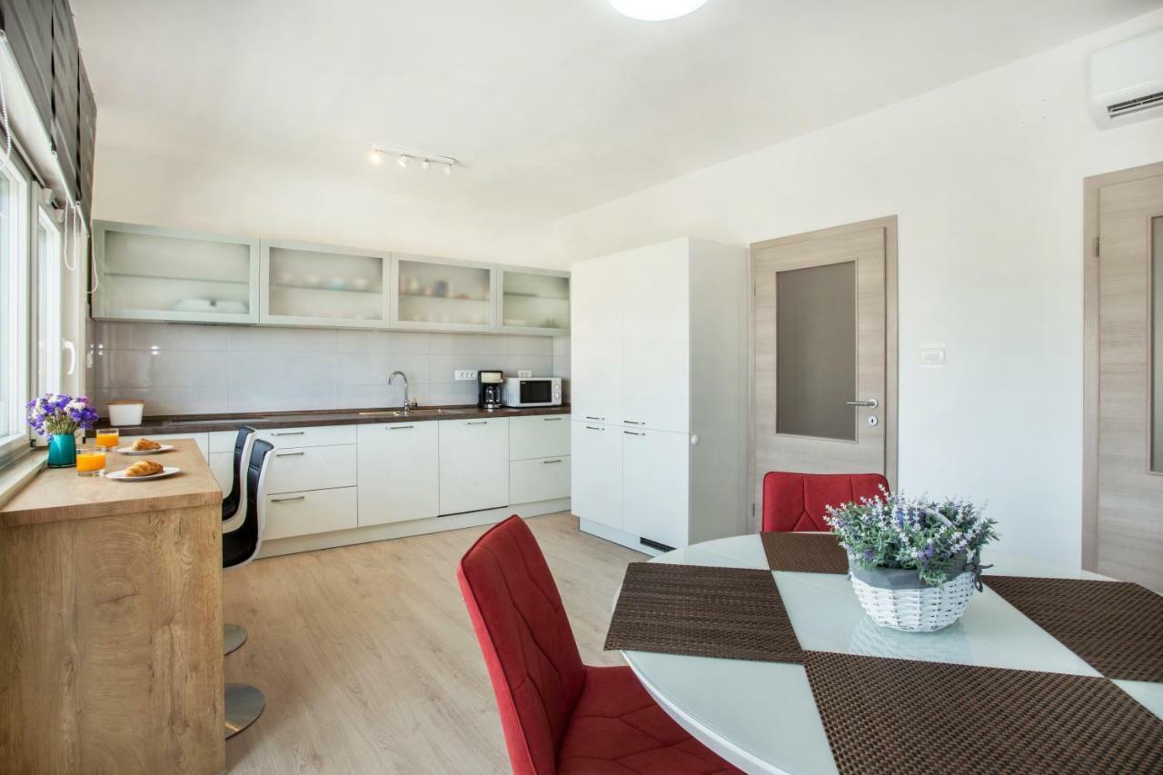 Apartment Ac With 2 Bedrooms And 2 Bathrooms-free Private Parking Split