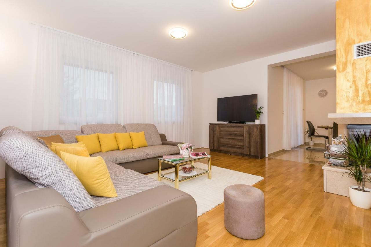 Sweet Marija With Heated Pool Villa *