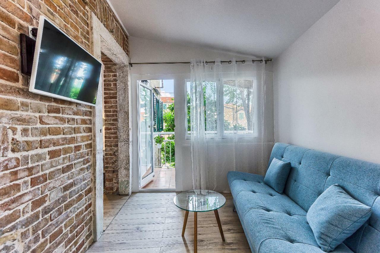 With Balcony Split