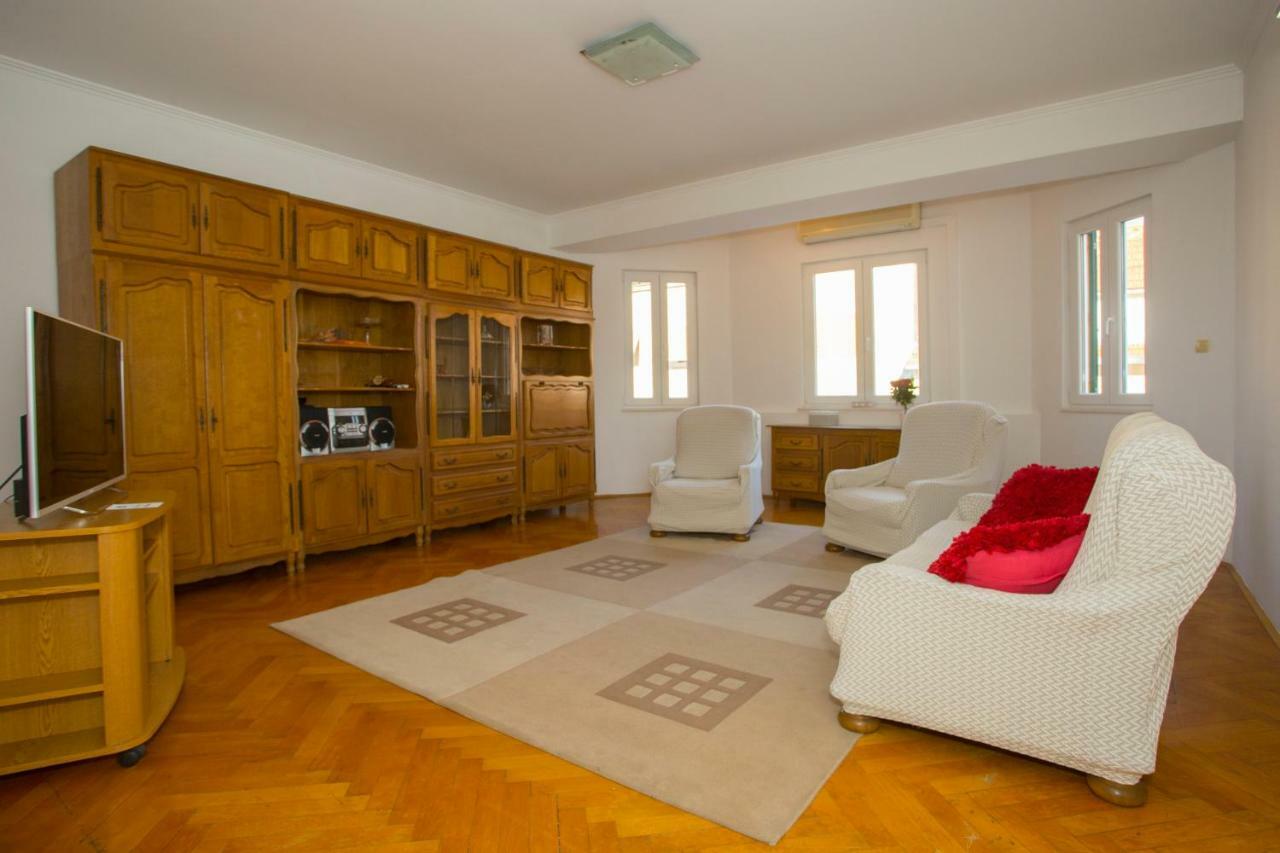 Apartment Apis