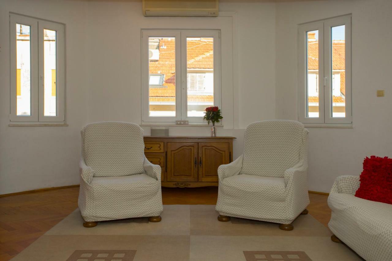 Apis Apartment Split