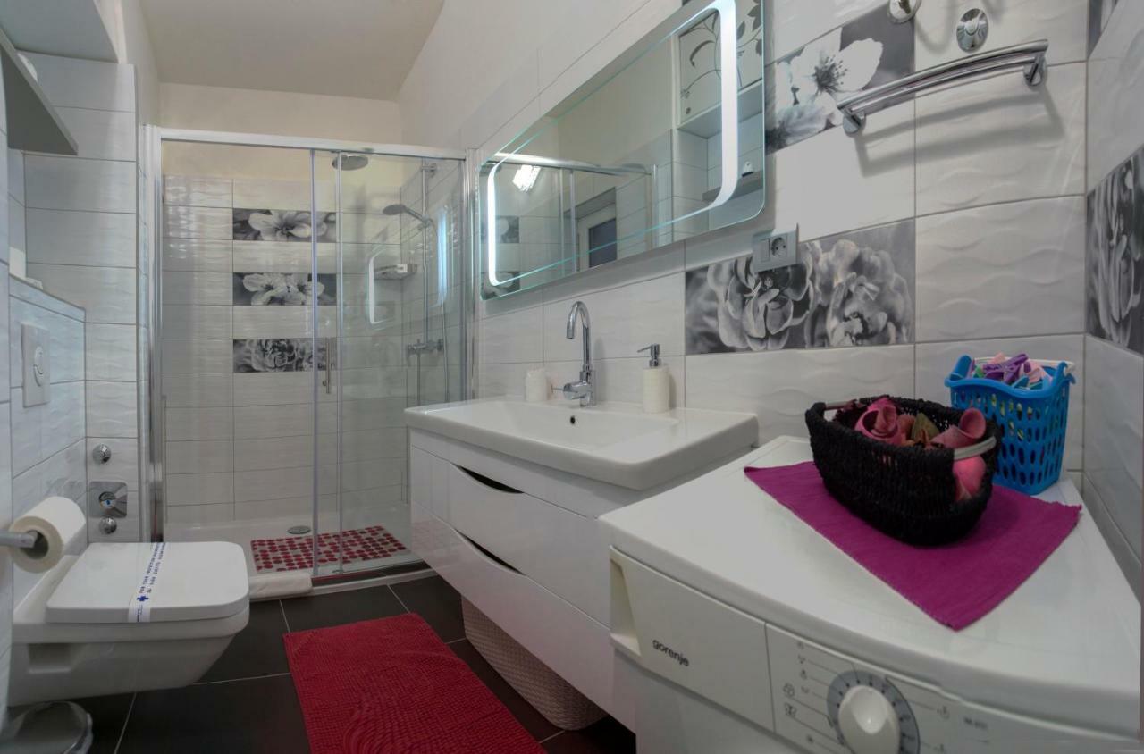 Apis Apartment Split