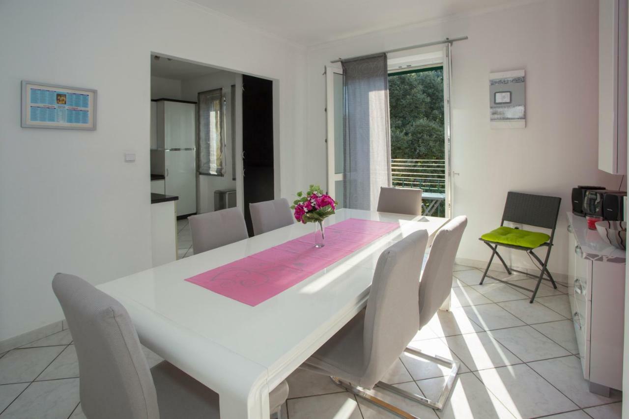 Apis Apartment *