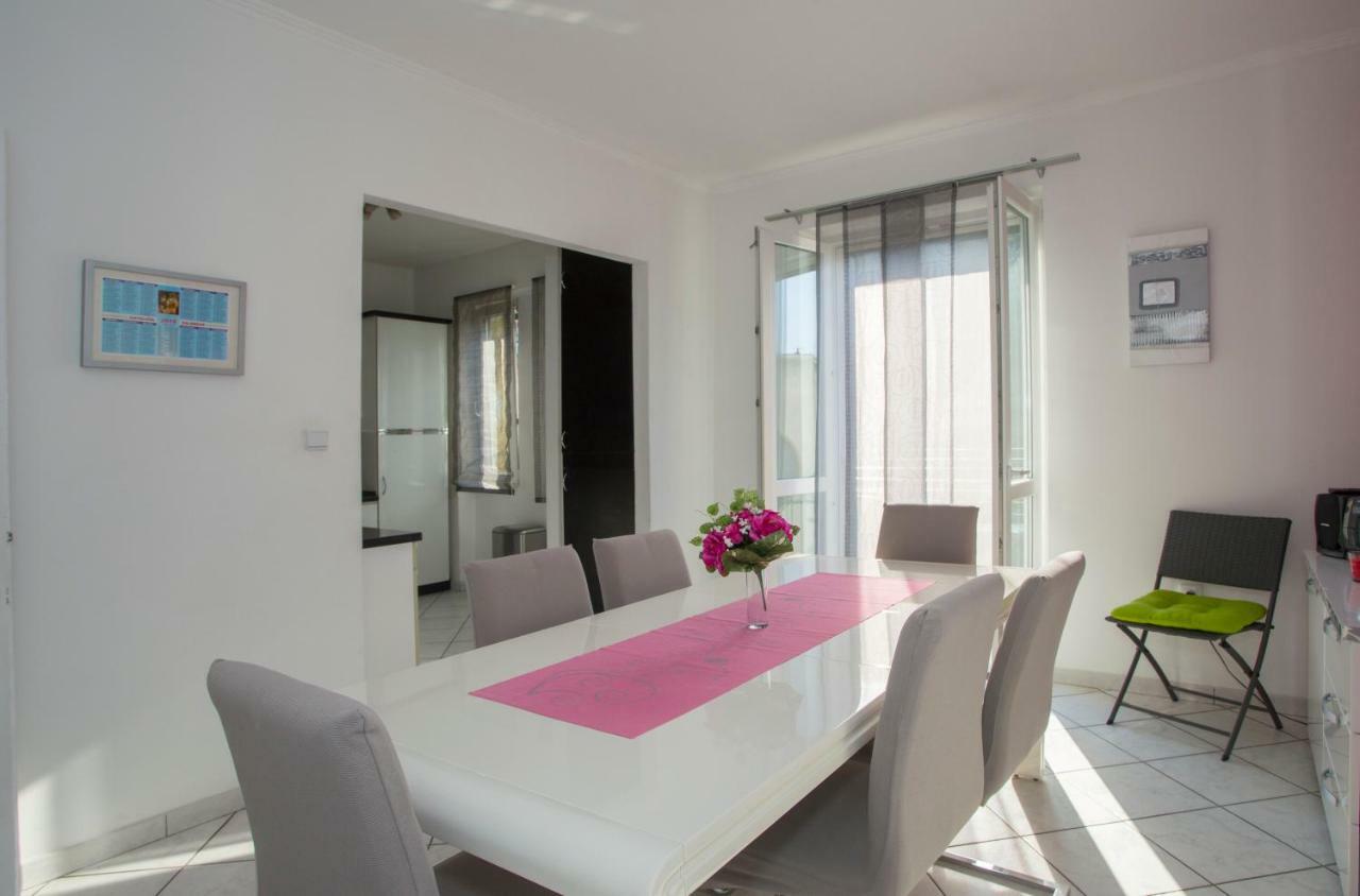 Apis Apartment Split
