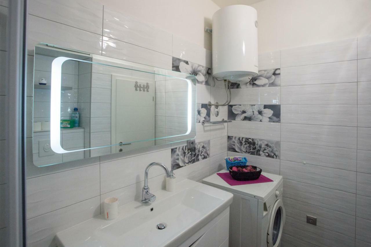 Apis Apartment *