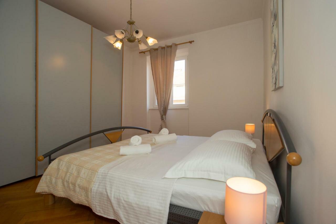 Apis Apartment Split