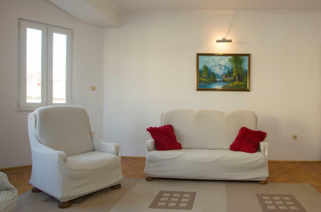 Apartment Apis