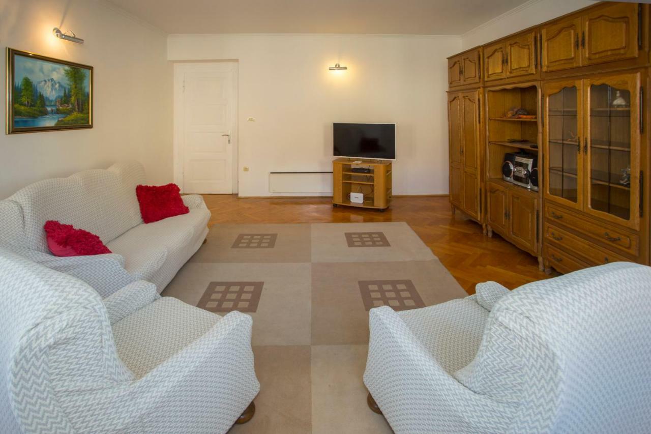 Apis Apartment Split