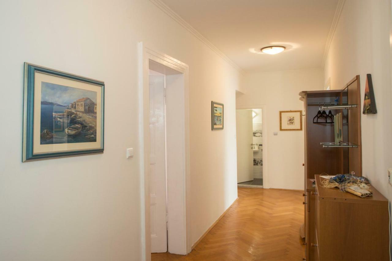 Apis Apartment *