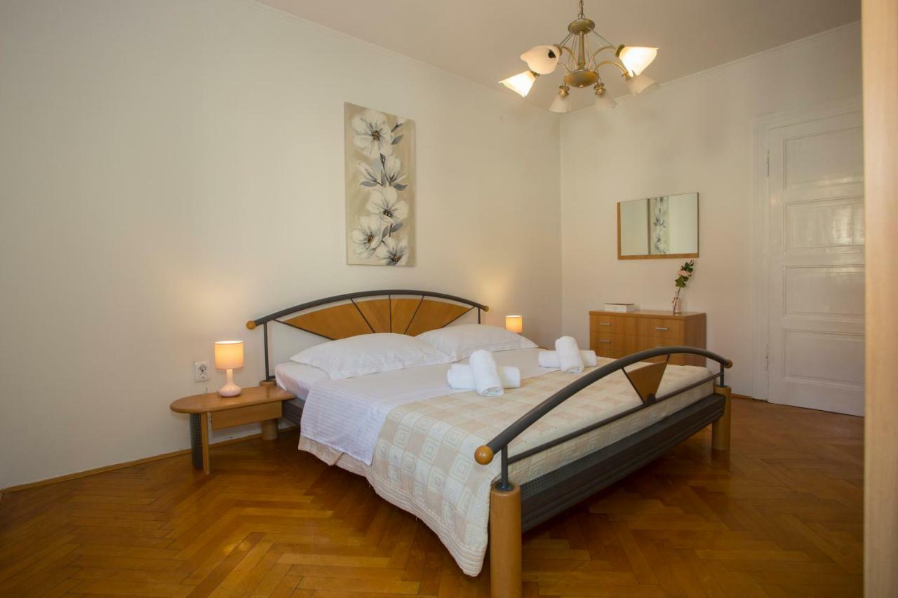 Apis Apartment Split