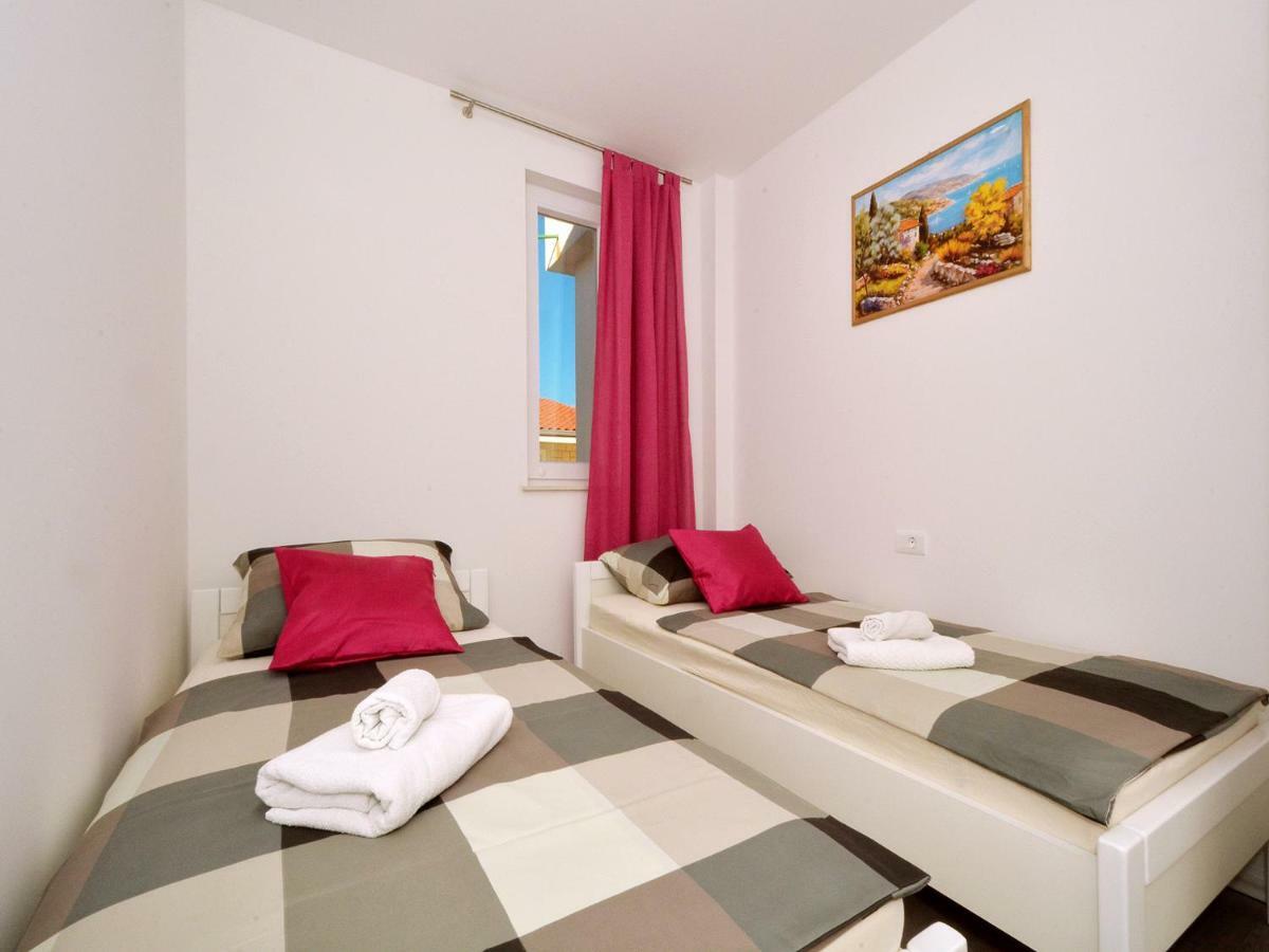 Lobster Apartment Split
