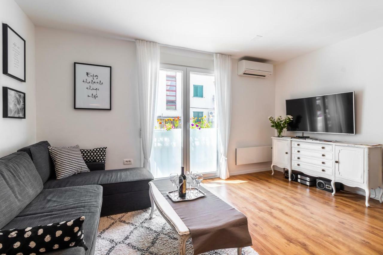 In Centre For 6 Apartment *