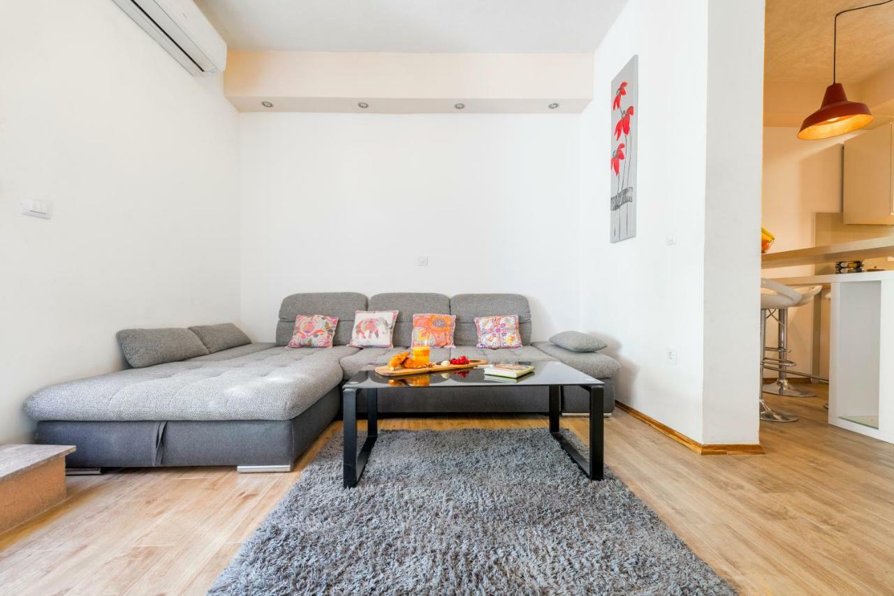 Alena Luxury With Jacuzzi Apartment