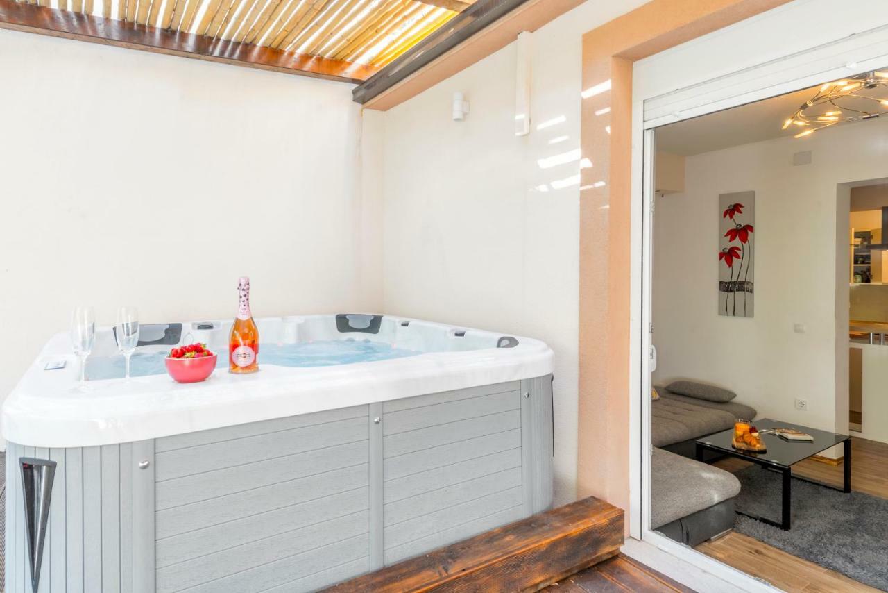 Alena Luxury With Jacuzzi Apartment *