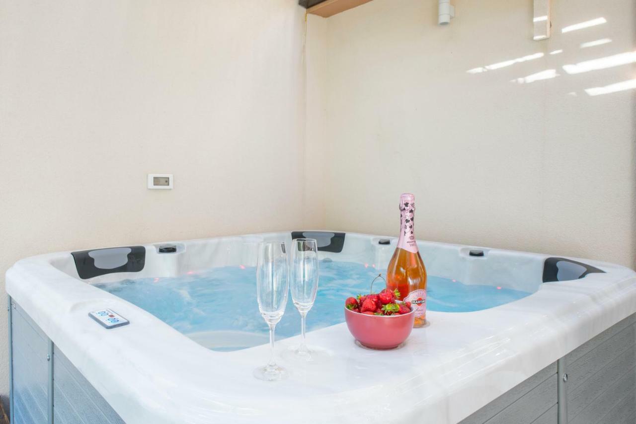 Alena Luxury With Jacuzzi Apartment *