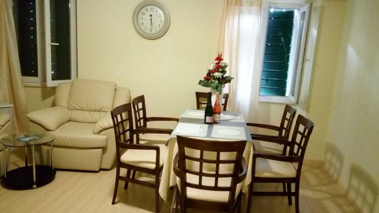 Sara Cosmo Apartment Split