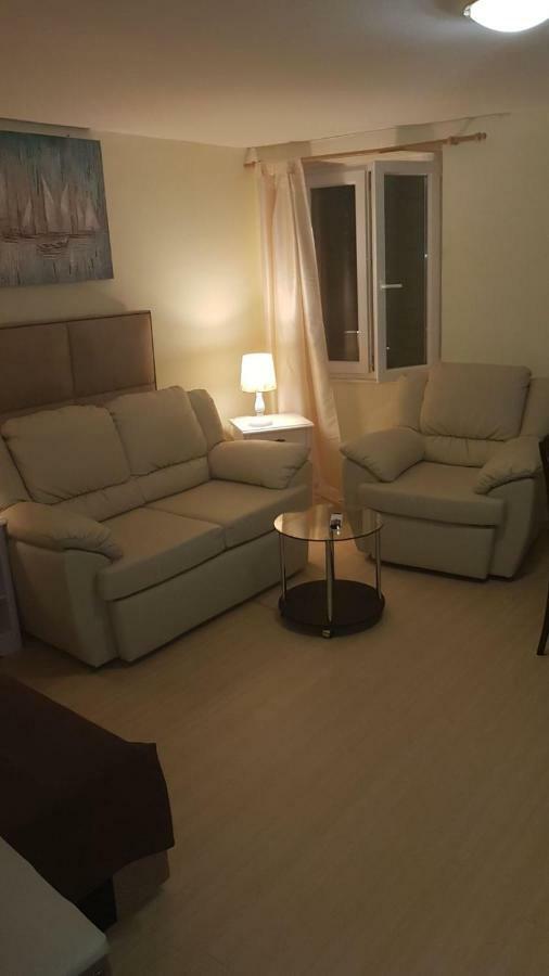 Sara Cosmo Apartment Split