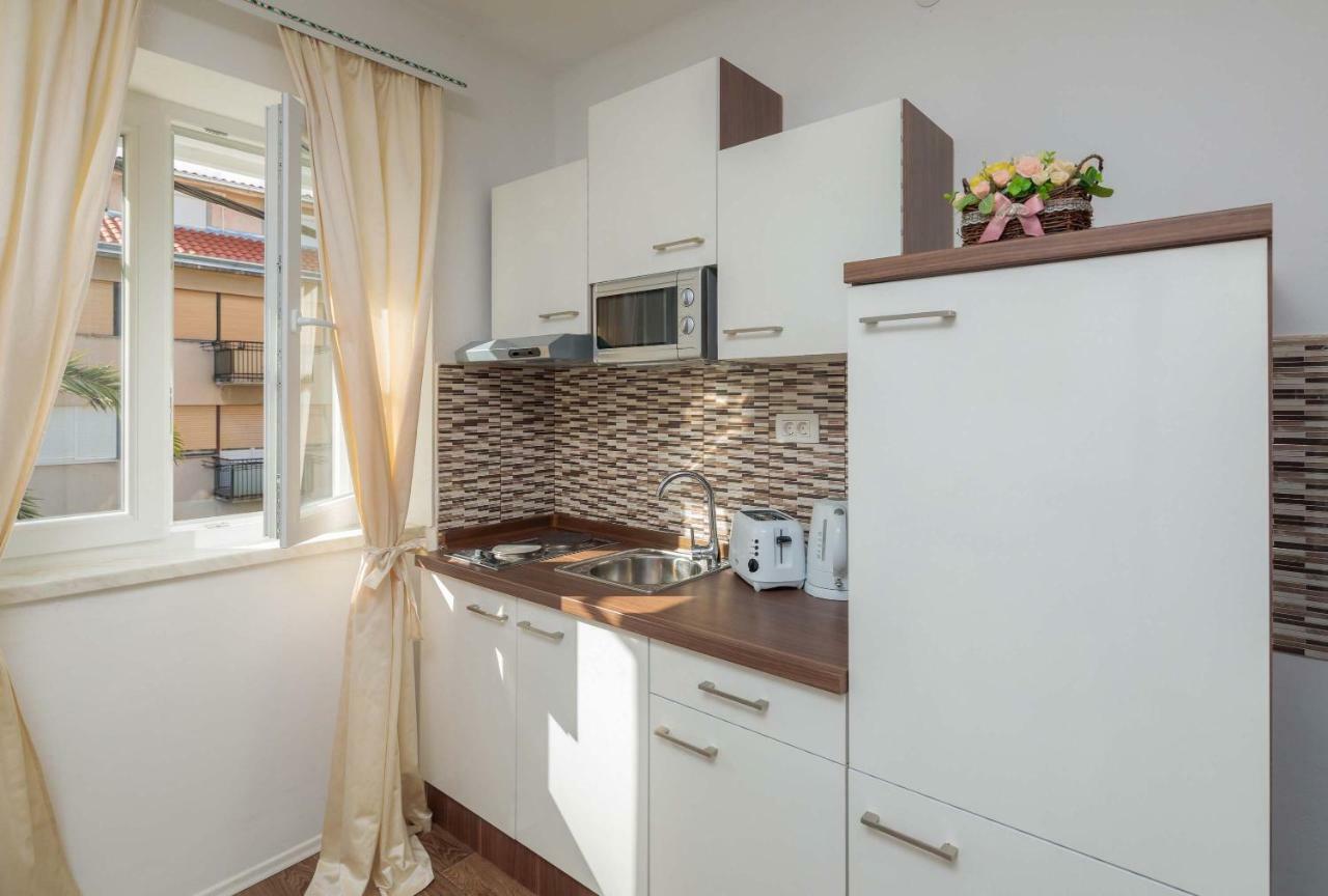 Helena Apartment *