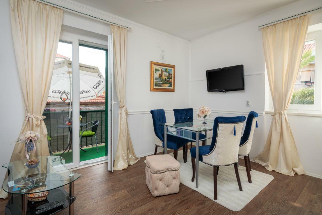 Helena Apartment *
