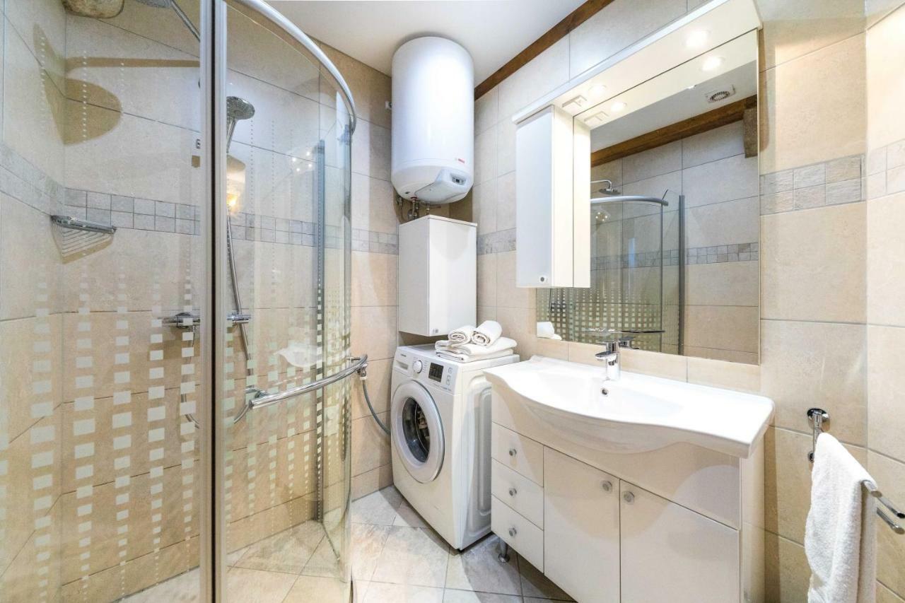 First Vestibul Apartment