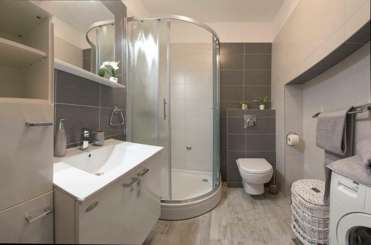 Aurora Apartment Split