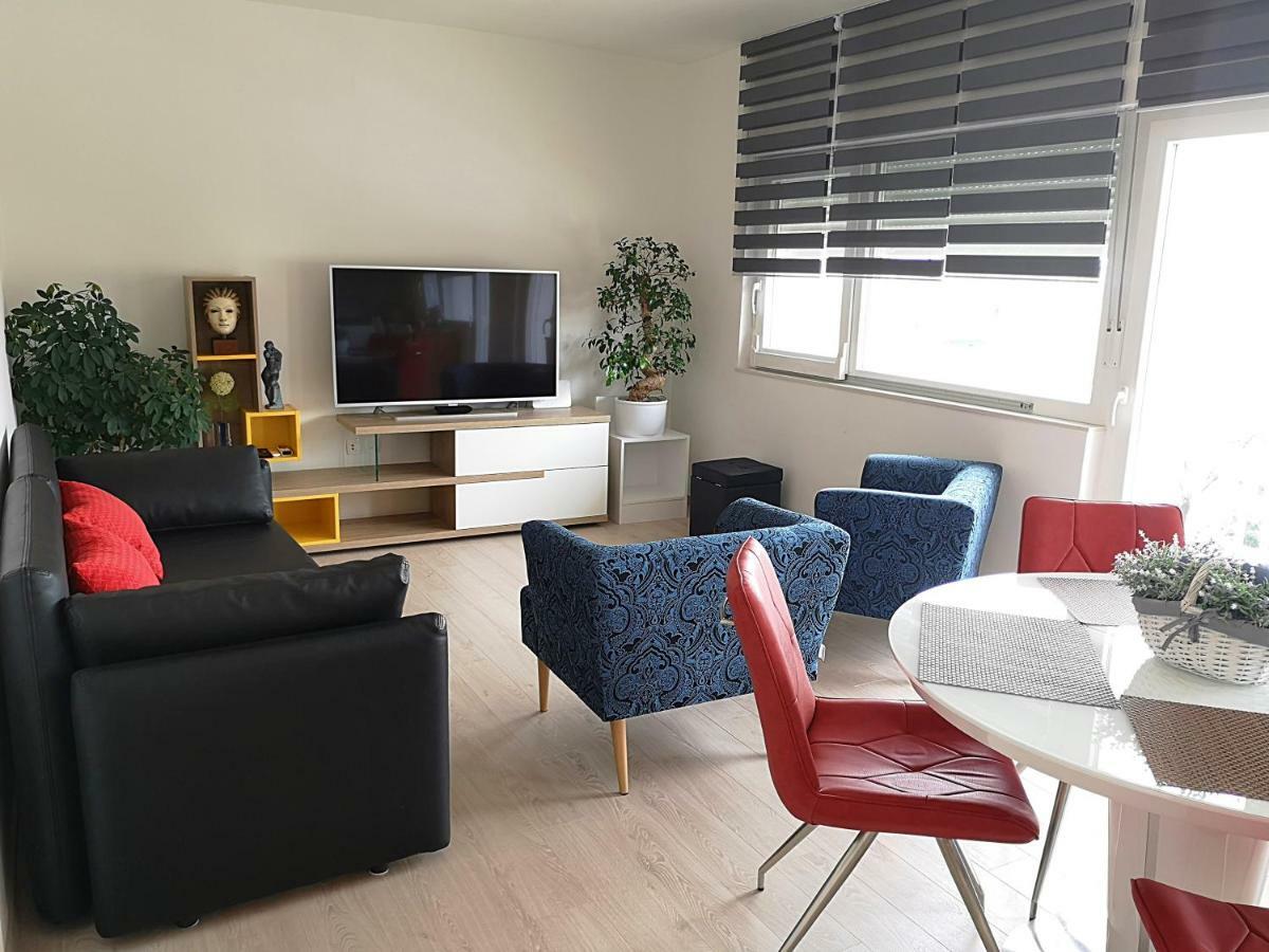Ac With 2 Bedrooms And 2 Bathrooms-free Private Parking Apartment *